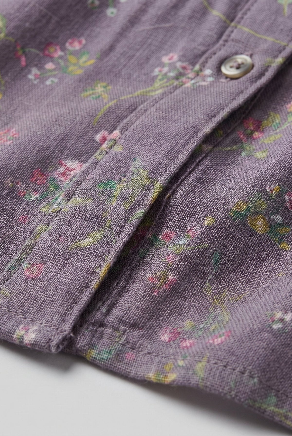 Close view of the floral print, view 5