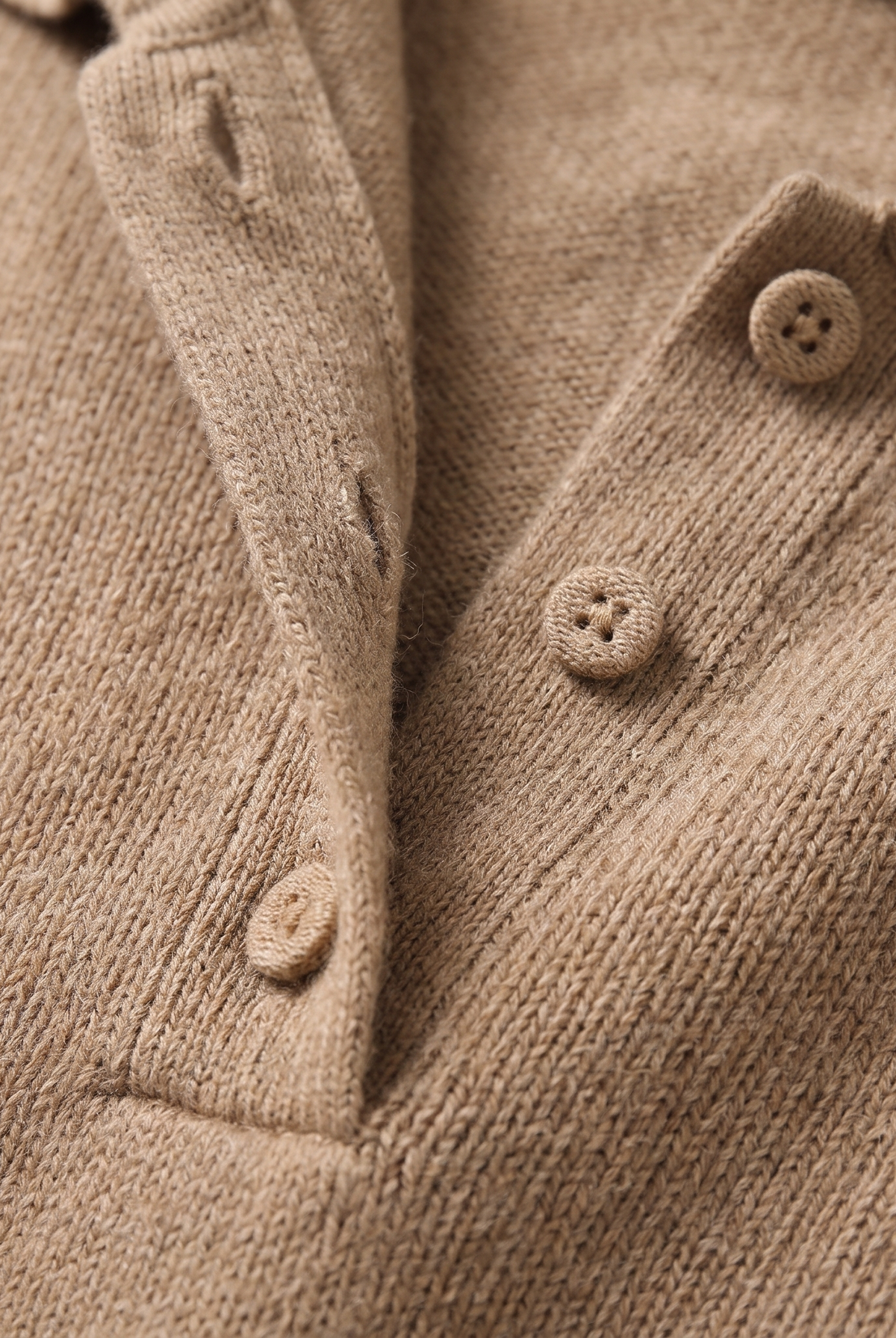 Close view of the polo collar and buttons, view 8