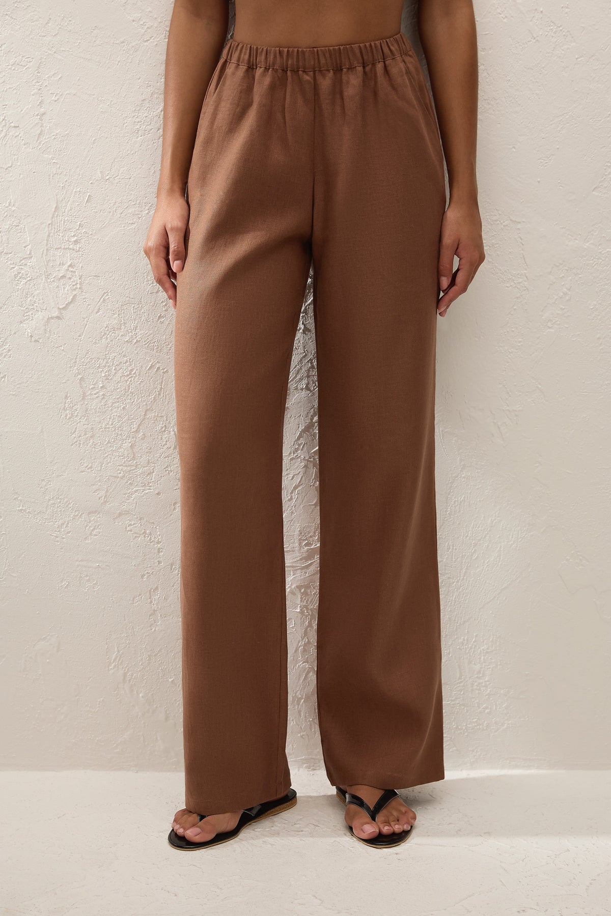 Close view of the trouser fabric in cacao, view 3