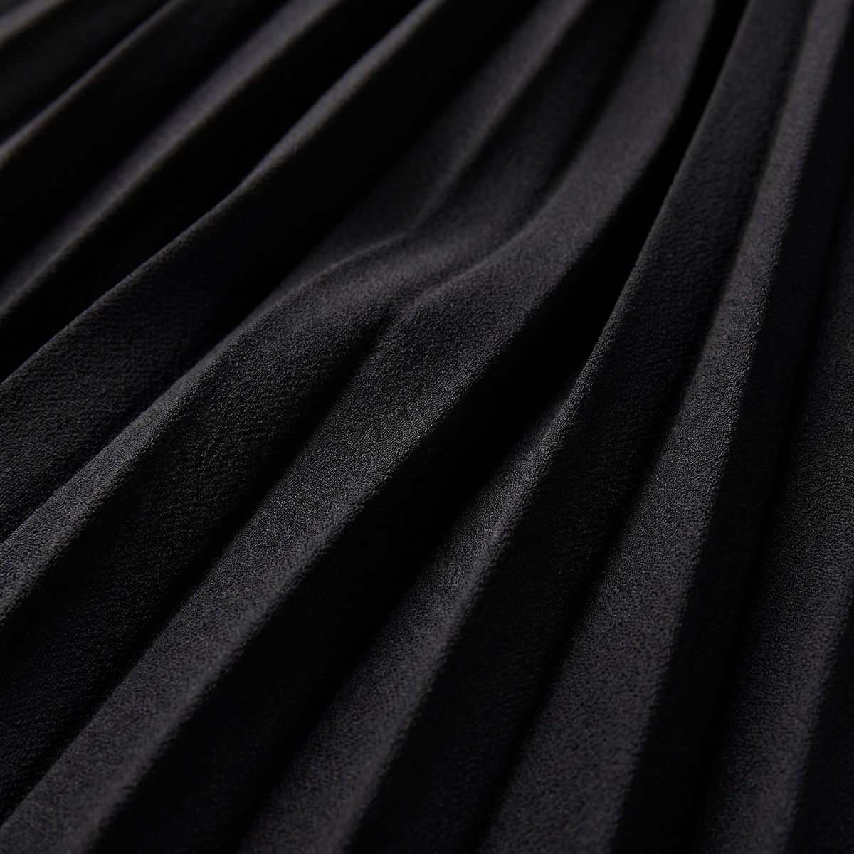 Ilona midi dress pleated fabric and belt close-up