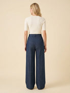 Tie waist trousers with the leg falling close to the body, view 5