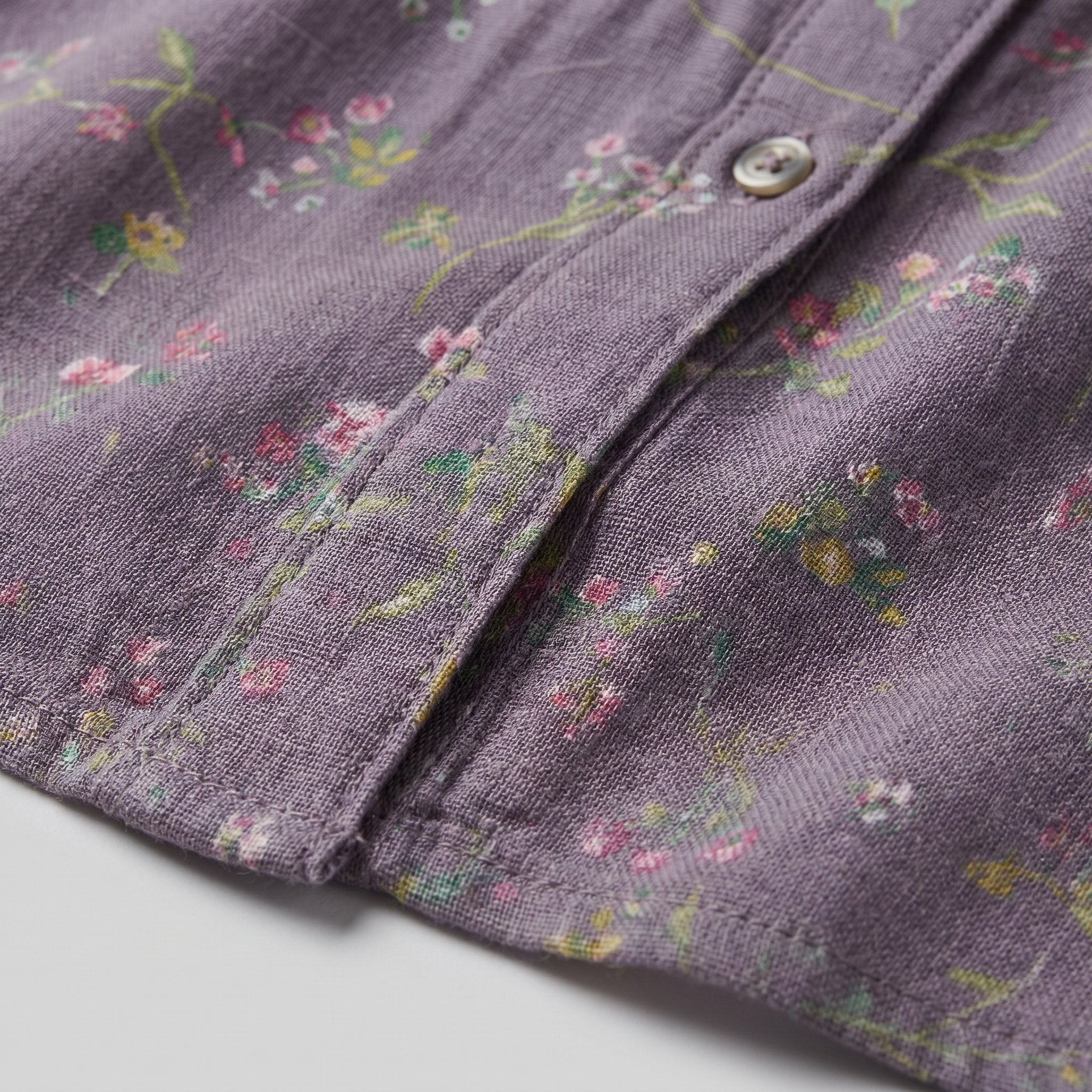 Close view of the floral print, view 5