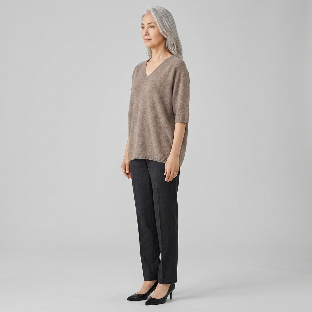 Close view of the V-neckline on the jersey top, view 3